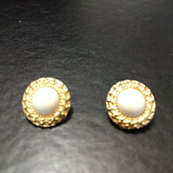 Vintage gold tone clip on earrings - Picture 1 of 7